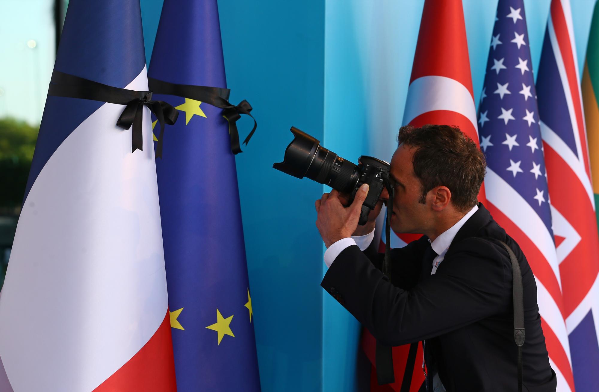 Listones negros en señal de luto por los atentados en París