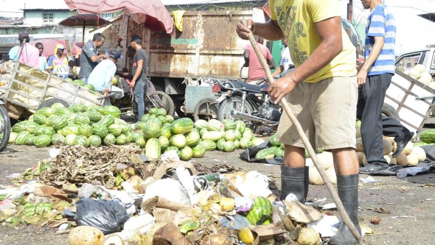 Afirman Mercado Nuevo ha perdido alrededor de 50 % de clientes por cúmulo de basura