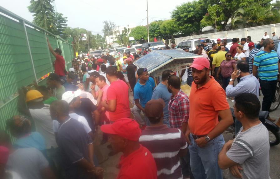 Tiros al aire y forcejeos en salón de actos de Higüey por intento militar de retirar mobiliario