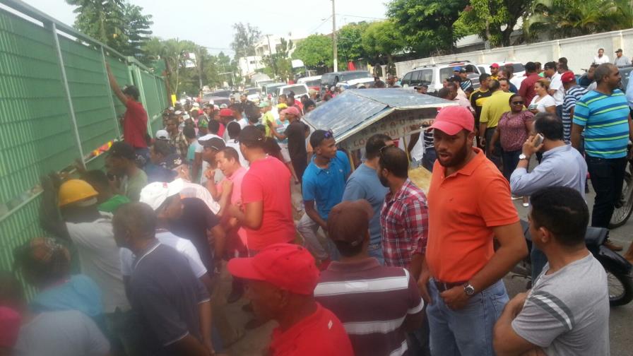 Tiros al aire y forcejeos en salón de actos de Higüey por intento militar de retirar mobiliario