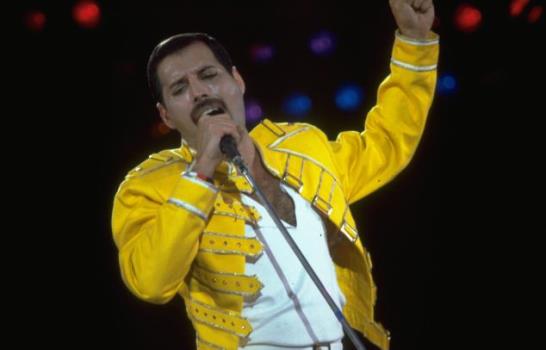 Charlie Sheen, la más reciente de una densa lista de celebridades VIH positivo