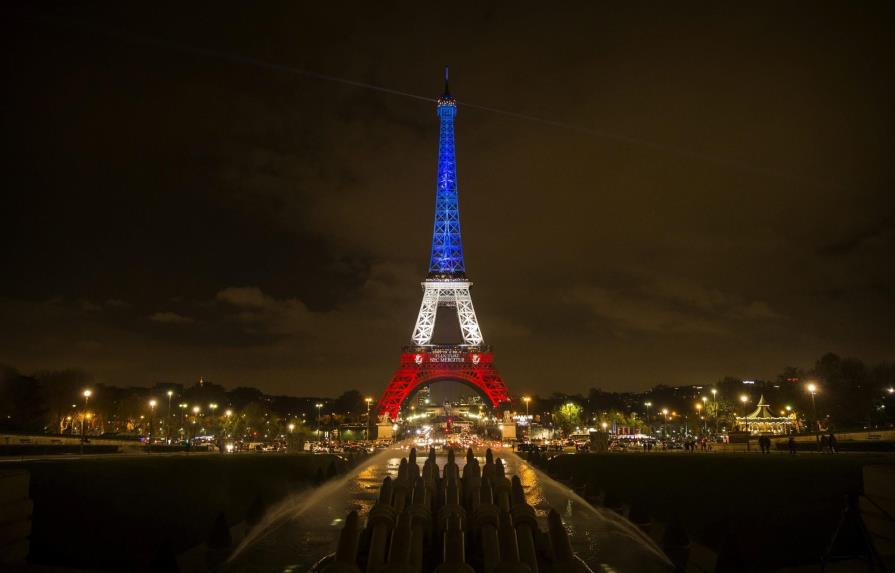 La Torre Eiffel reabre tras adaptar su dispositivo de seguridad