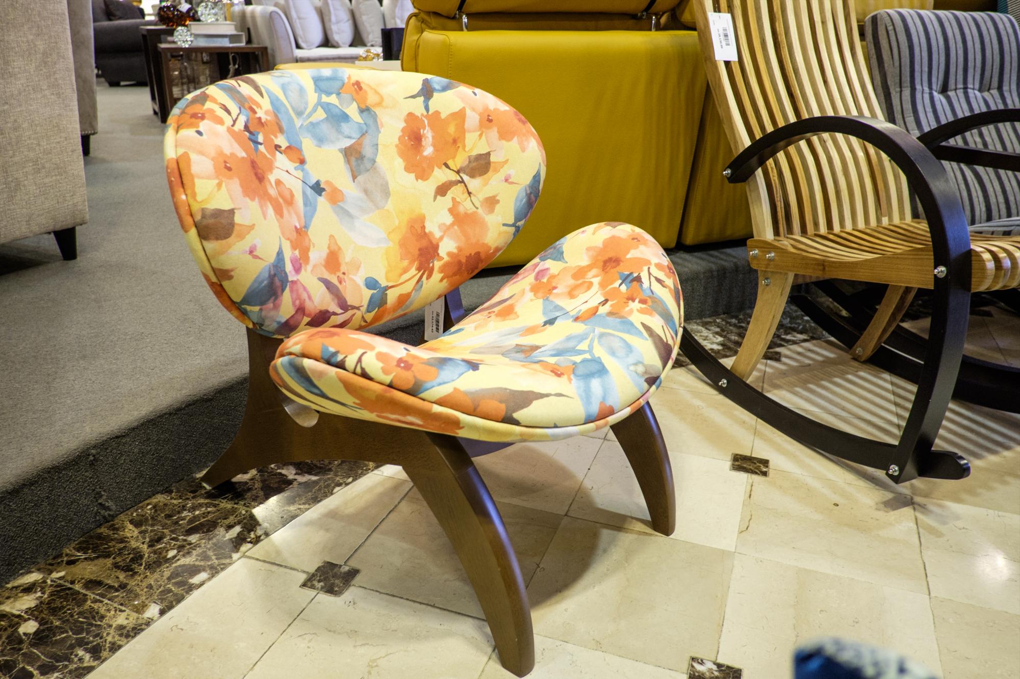 La butaca Mini de Home Gallery viene en estampado y en colores y la madera, en marrón o blanco. Es adecuada para un salón de estar o para habitaciones de jóvenes.