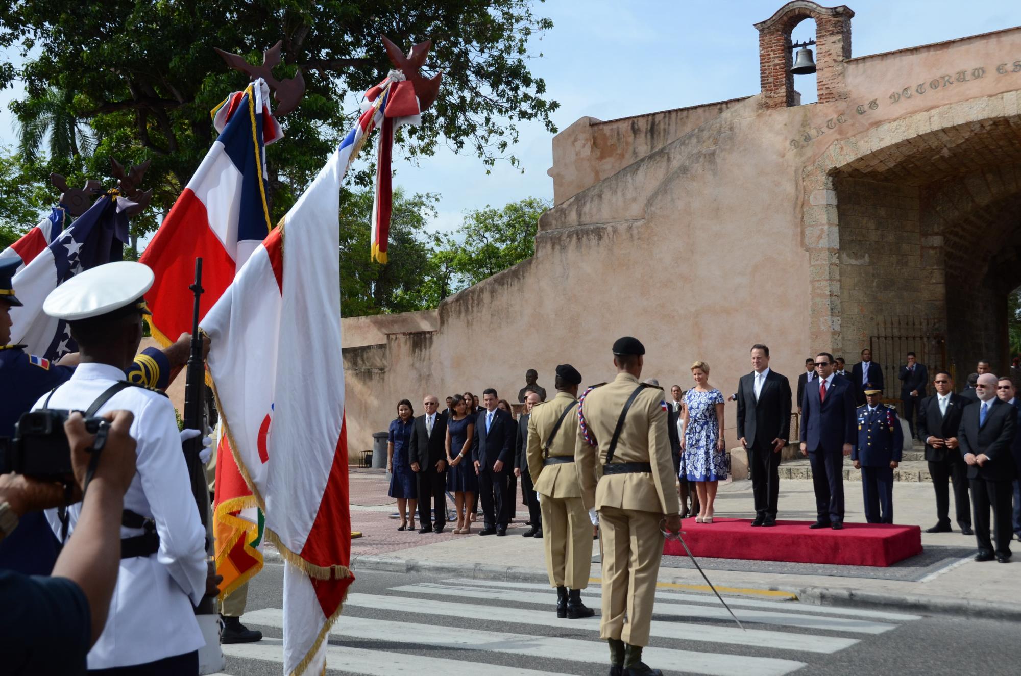 El presidente de Panamá, Juan Carlos Varela recibe los honores correspondientes a su investidura.