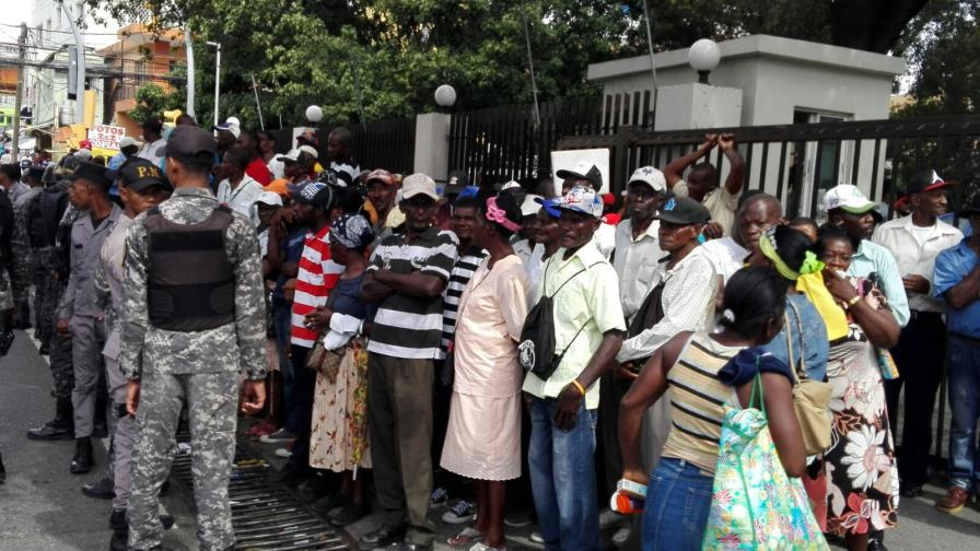 Cañeros vuelven a protestar frente a Interior y Policía por regularización de estatus
