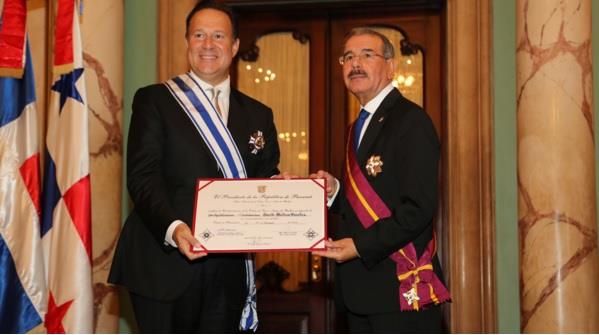 Danilo Medina y Juan Carlos Varela se imponen condecoraciones