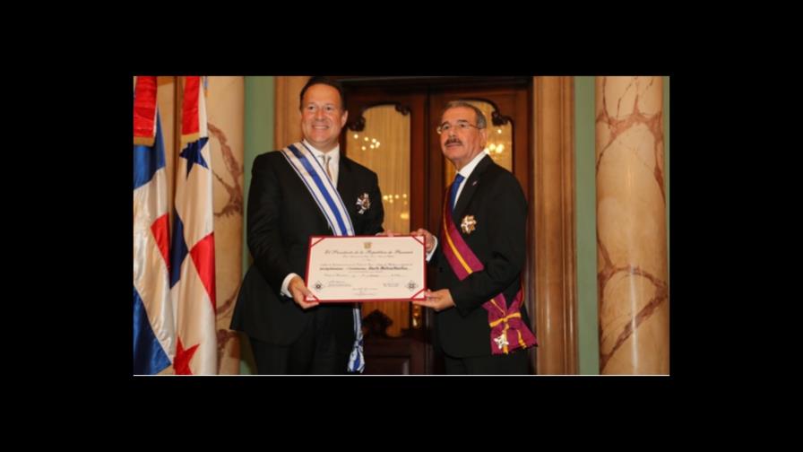 Danilo Medina y Juan Carlos Varela se imponen condecoraciones