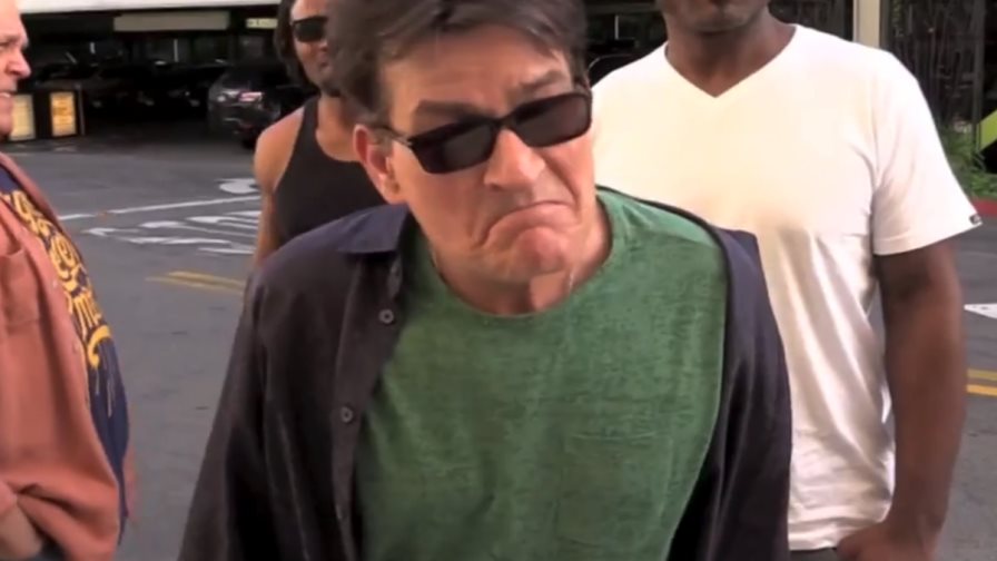 Salta una exnovia de Charlie Sheen a la cual no había dicho nada sobre su condición