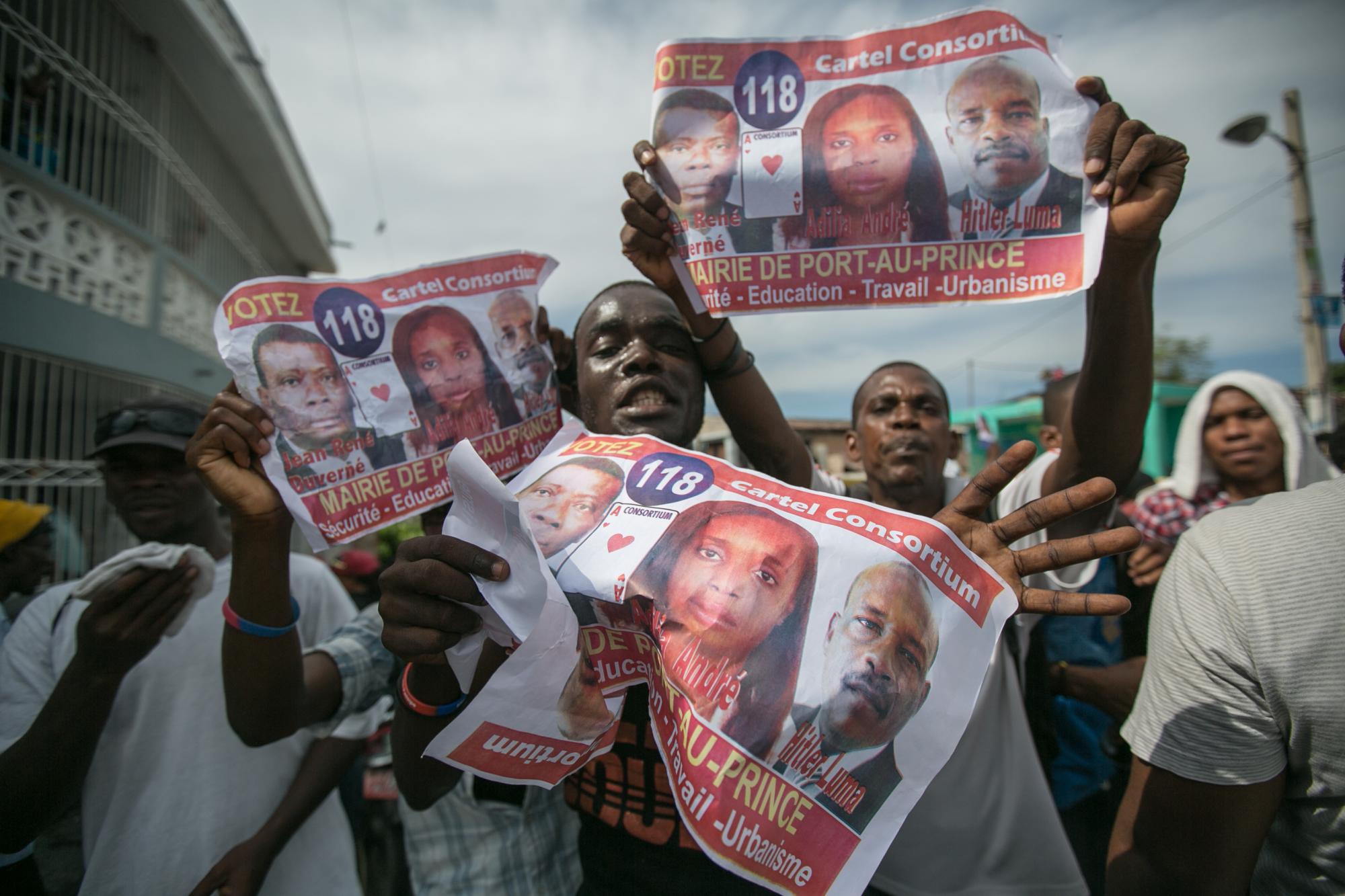 Manifestantes de varios partidos caminaron las calles de Puerto Príncipe.