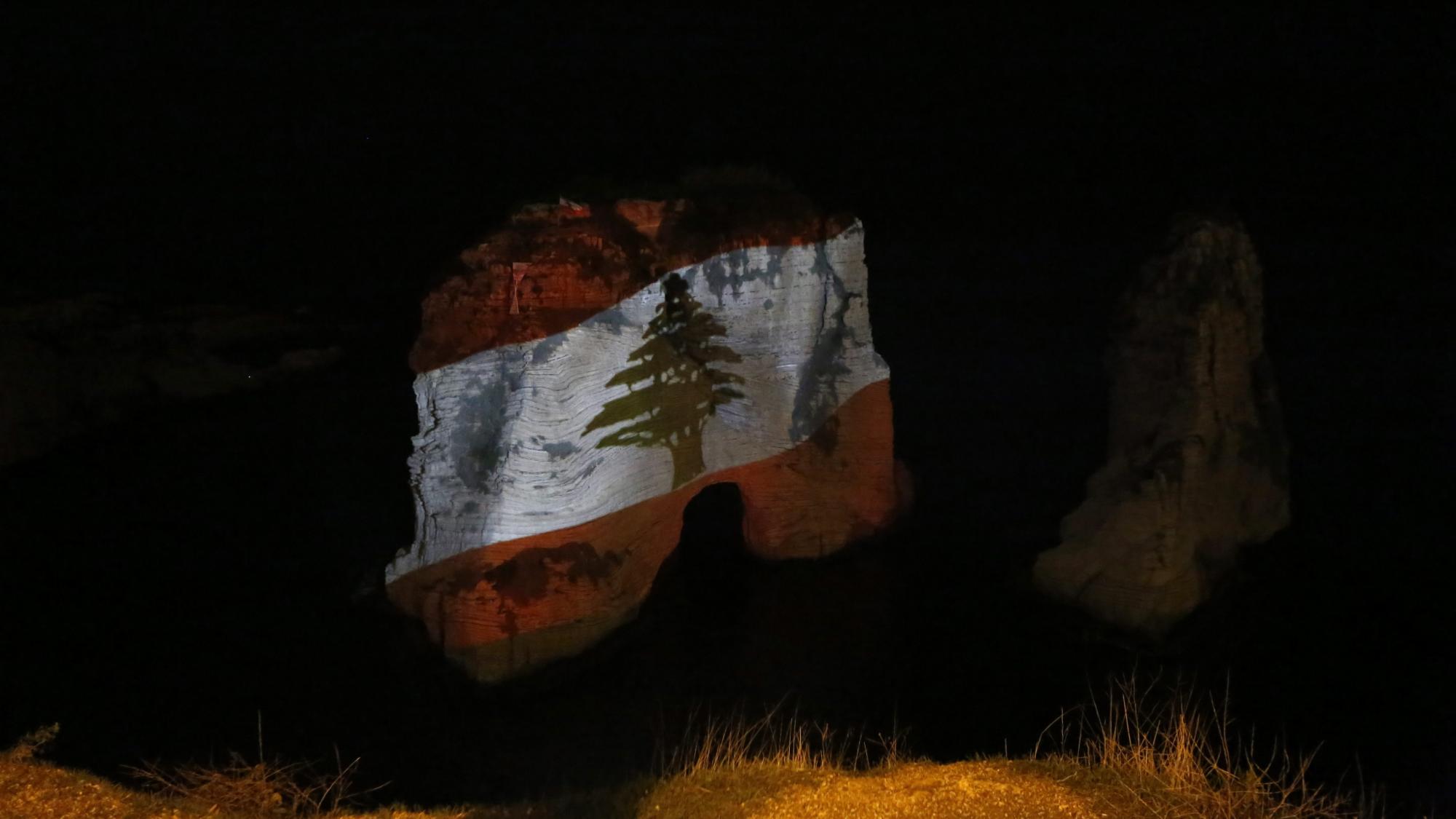 Fotografía donde se ve la roca Raouche iluminada con los colores de la bandera del Líbano en solidaridad a las víctimas del ataque con bombas en el área Bourj Barajneh al sur de de Beirut y los ataques del 13 de noviembre en París.