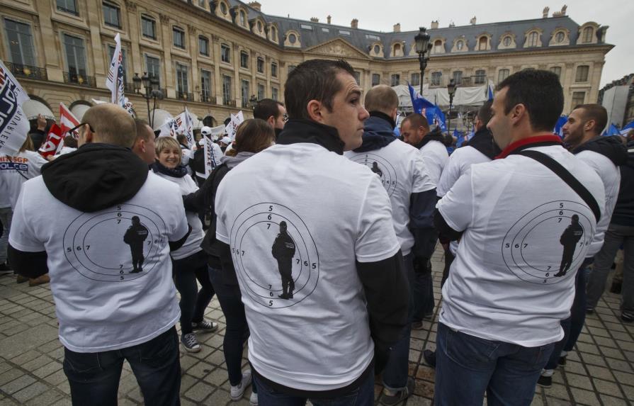 Policías franceses podrán portar armas fuera de las horas de servicio