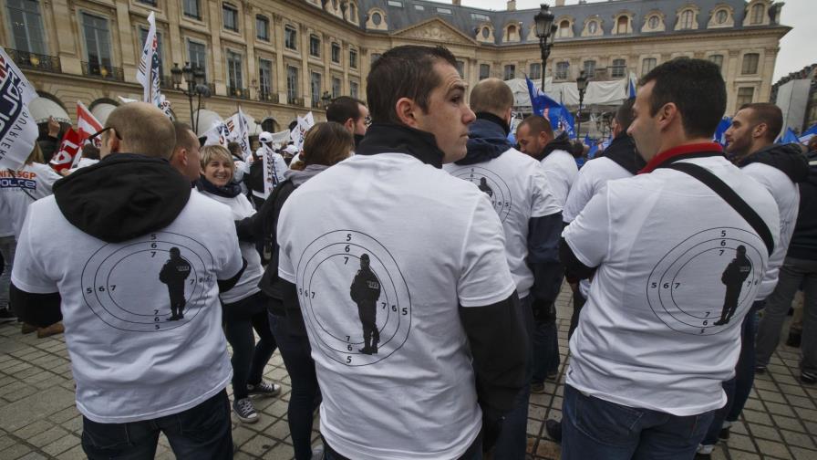 Policías franceses podrán portar armas fuera de las horas de servicio Policías franceses podrán portar armas fuera de las horas de servicio