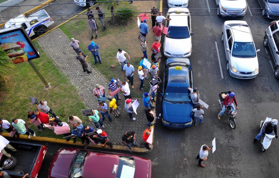 Choferes del transporte público y taxistas de Santiago protestan contra las operaciones de Uber