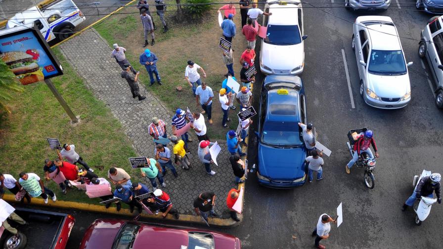 Choferes del transporte público y taxistas de Santiago protestan contra las operaciones de Uber