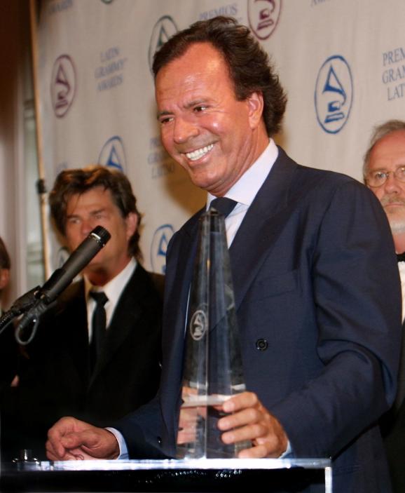 Julio Iglesias, Persona del Año en los Latin Grammy de 2001.