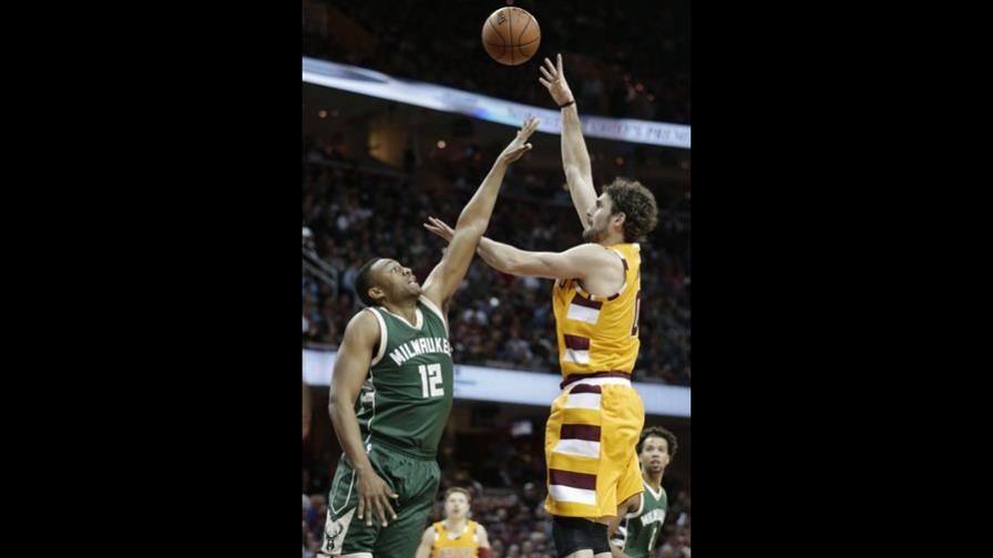 LeBron James y Kevin Love guían a Cavs a la victoria ante Bucks