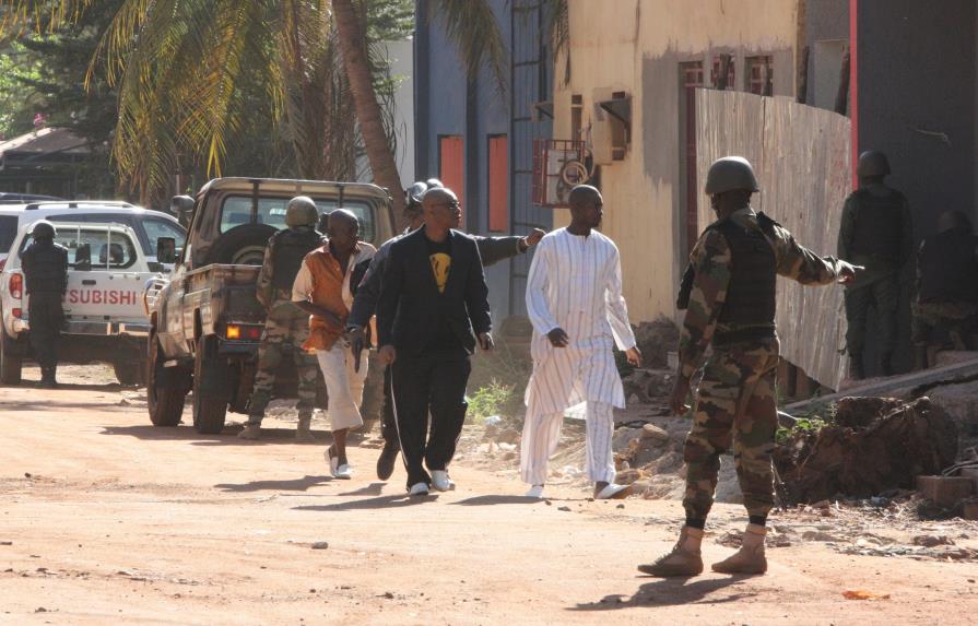 Al menos tres muertos en masiva toma de rehenes en un hotel de Bamako