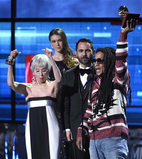 Tego Calderón acepta el premio al mejor álbum de música urbana por El que sabe, sabe en la ceremonia de los Latin Grammy, el jueves 19 de noviembre del 2015 en Las Vegas. A la izquierda los presentadores Rita Moreno y Enrique Santos. 