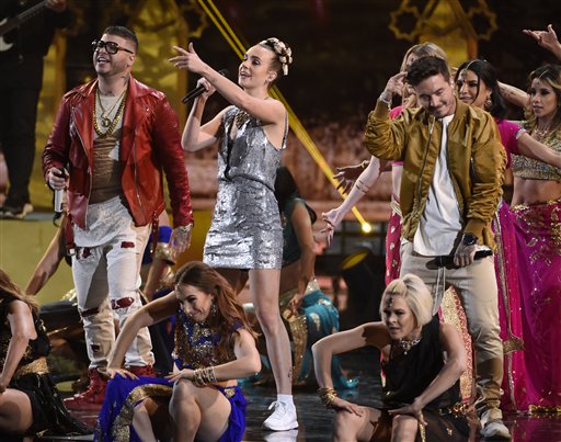  De izquierda a derecha, Farruko, MO y J Balvin cantan en la ceremonia de losLatin Grammy, el jueves 19 de noviembre del 2015 en Las Vegas.