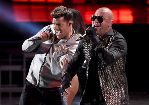Ricky Martin y Wisin cantandoQue se Sienta El Deseo .