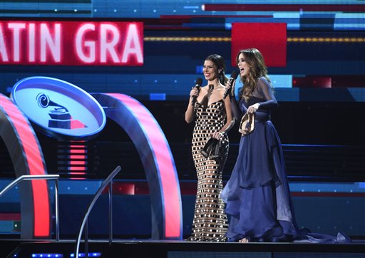 Roselyn Sanchez y Jacqueline Bracamontes, presentadoras de la gala 