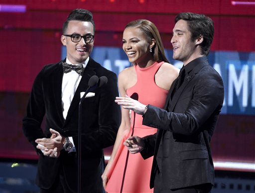 Foto 3 Johnny Sky, de izquierda, Leslie Grace y Diego Boneta presentar el premio al mejor álbum vocal pop contemporáneo en la 16ª anuales Latin  Grammy Premios en el MGM Grand Garden Arena en Jueves, 19 de noviembre 2015, en Las Vegas. 