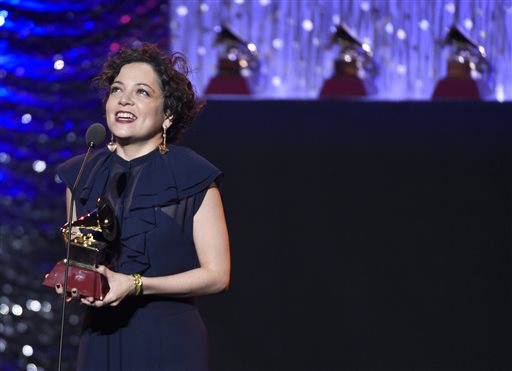 Natalia Lafourcade acepta premio al Mejor Album Alternativo