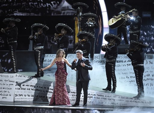 Alejandro Sanz y Paulina Vega, acompañados por Mariachi Sol de México, cantan “A que no me dejas” en la ceremonia de los Latin Grammy, el jueves 19 de noviembre del 2015 en Las Vegas. 