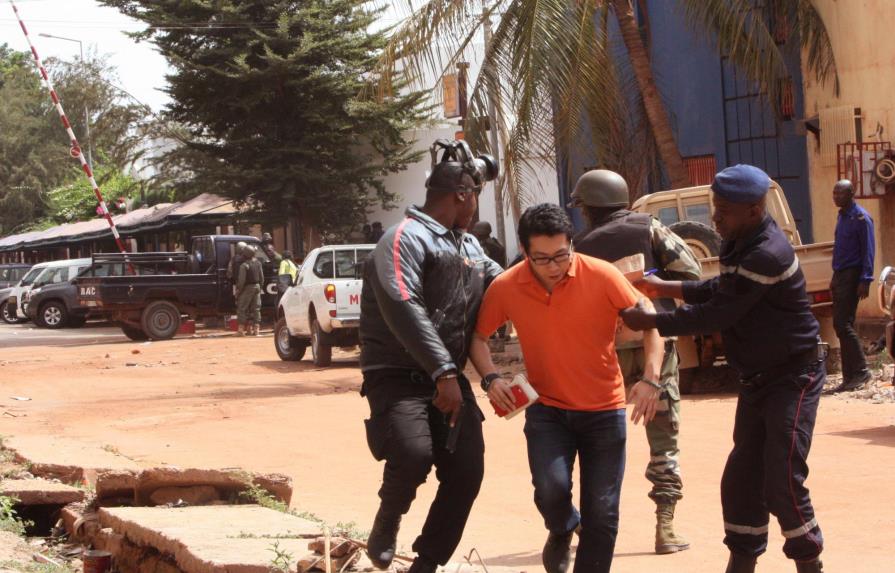 Concluye la toma del hotel en Mali con 27 rehenes y 13 asaltantes muertos
