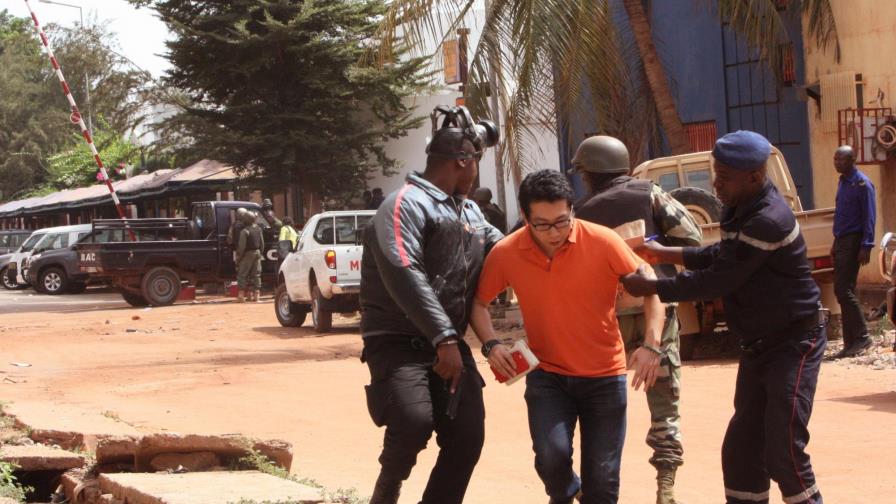 Concluye la toma del hotel en Mali con 27 rehenes y 13 asaltantes muertos