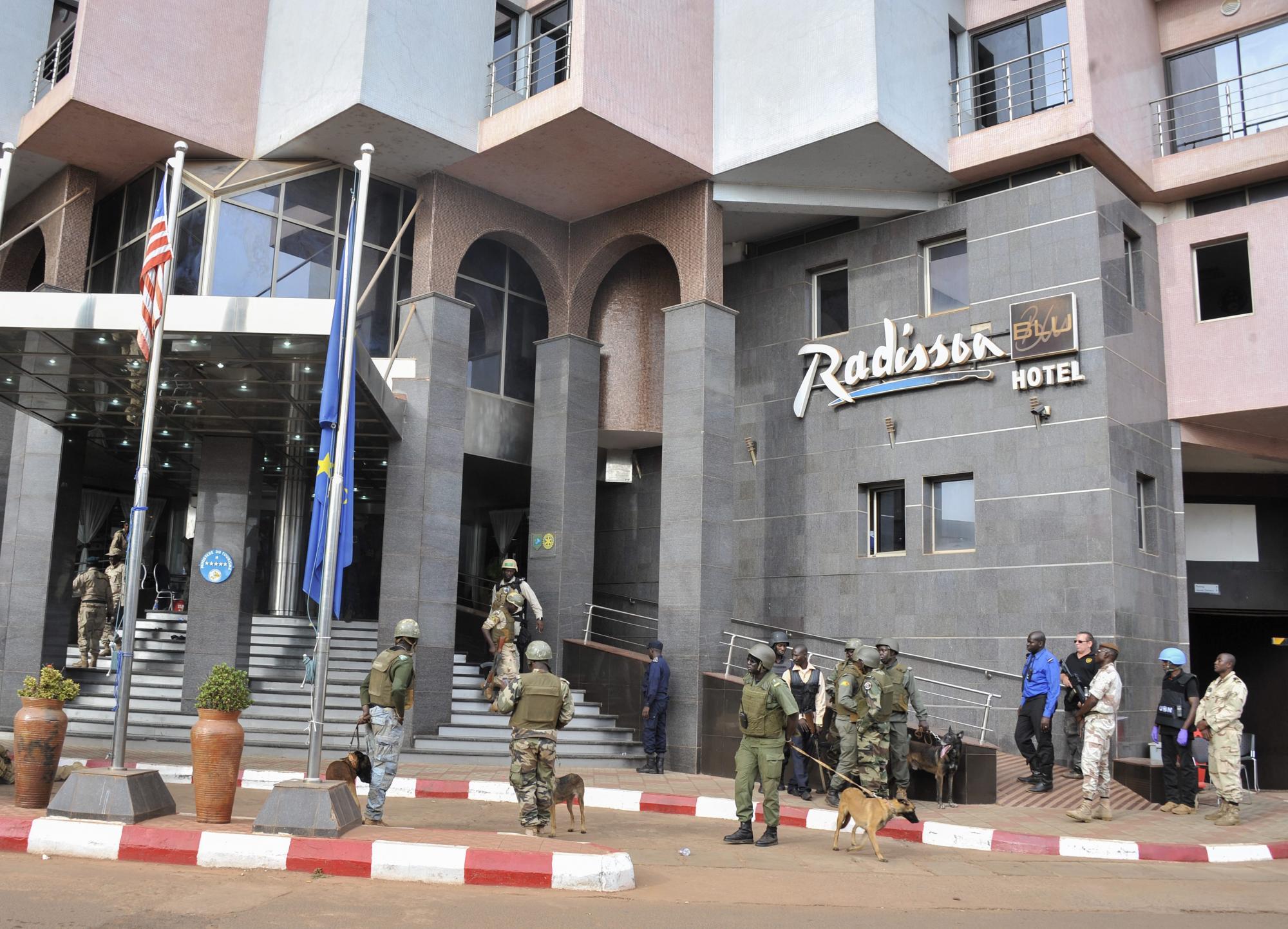 Personal militar de Mali rodea el hotel de lujo Radisson Blu en Bamako, Mali, este viernes 20 de noviembre del 2015.