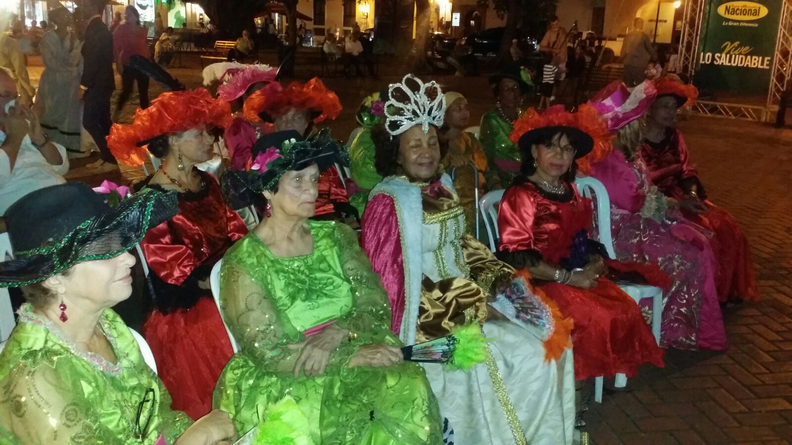 Las señoras visten ropa de la época colonial