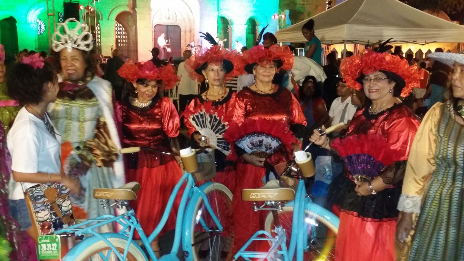 Las señoras visten ropa de la época colonial