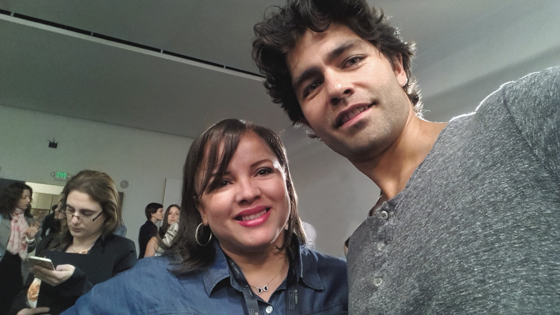 Sinthia Sánchez con el actor Adrian Grenier.