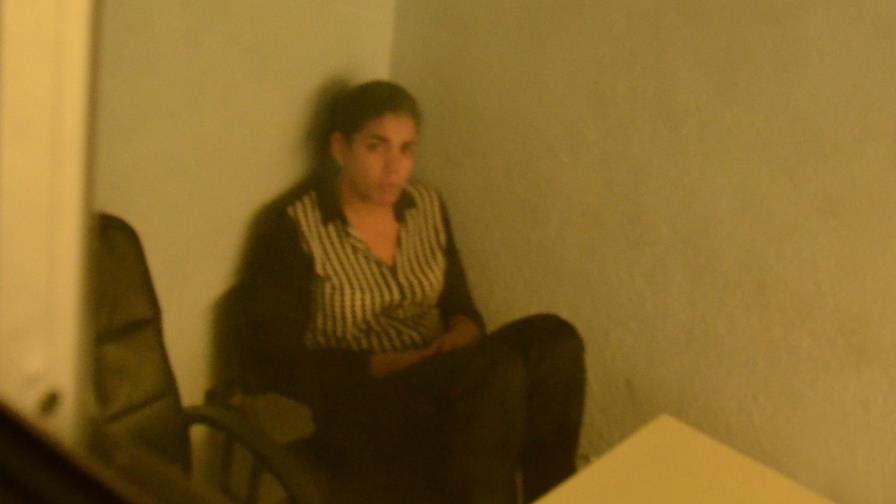 Joven que disparó al aire continuaba detenida, entretenida con su celular Joven que disparó al aire continuaba detenida, entretenida con su celular