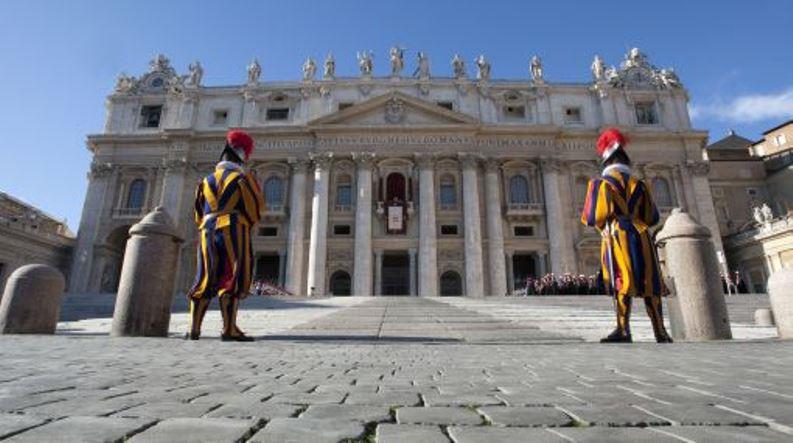 Vaticano juzgará a cinco personas por filtración y publicación de documentos
