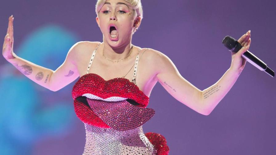 Miley Cyrus se desnuda en concierto