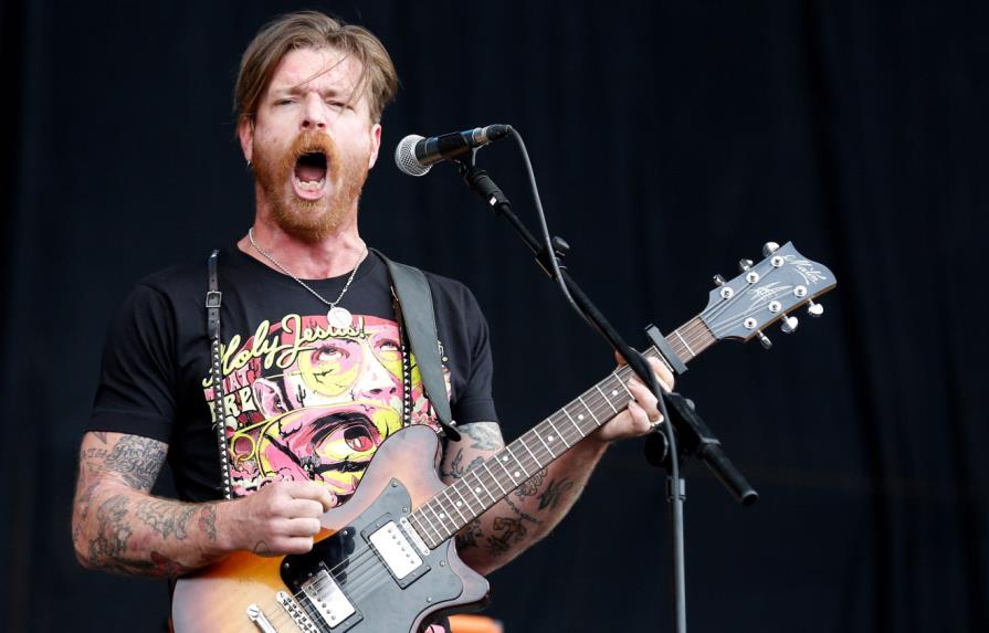  Un chico se salvó de morir en ataque en París al esconderse bajo la chaqueta del cantante de la banda Eagles of Death Metal