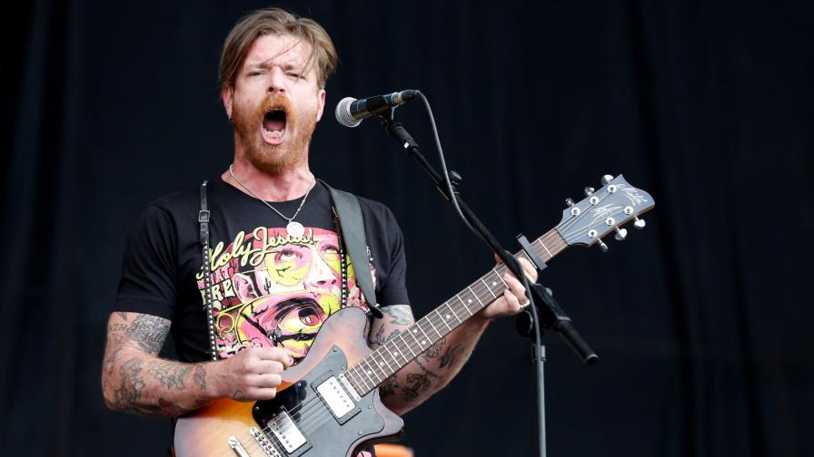  Un chico se salvó de morir en ataque en París al esconderse bajo la chaqueta del cantante de la banda Eagles of Death Metal