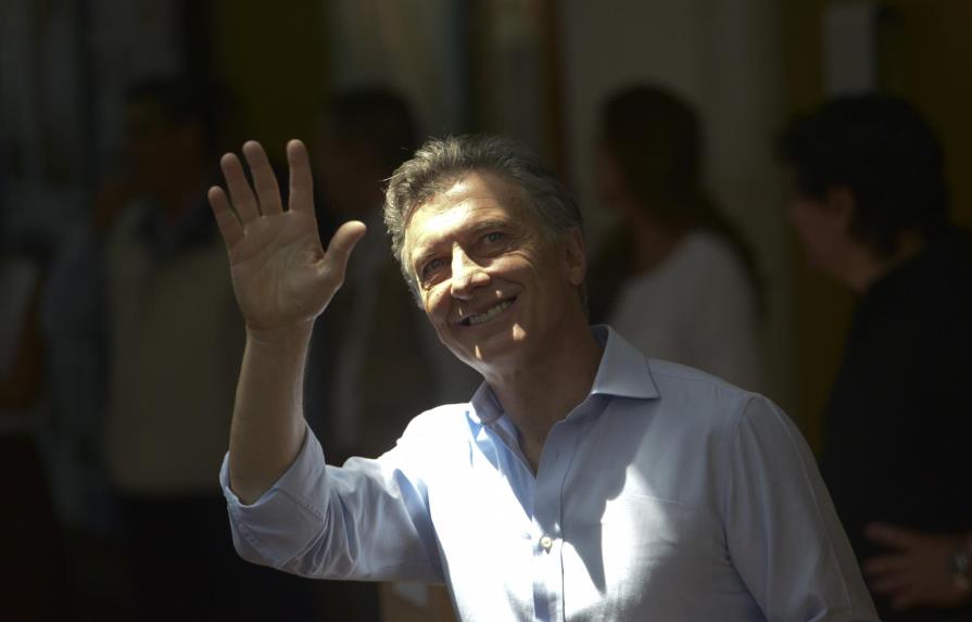 Sondeos de boca de urna apuntan a triunfo de opositor Mauricio Macri en Argentina