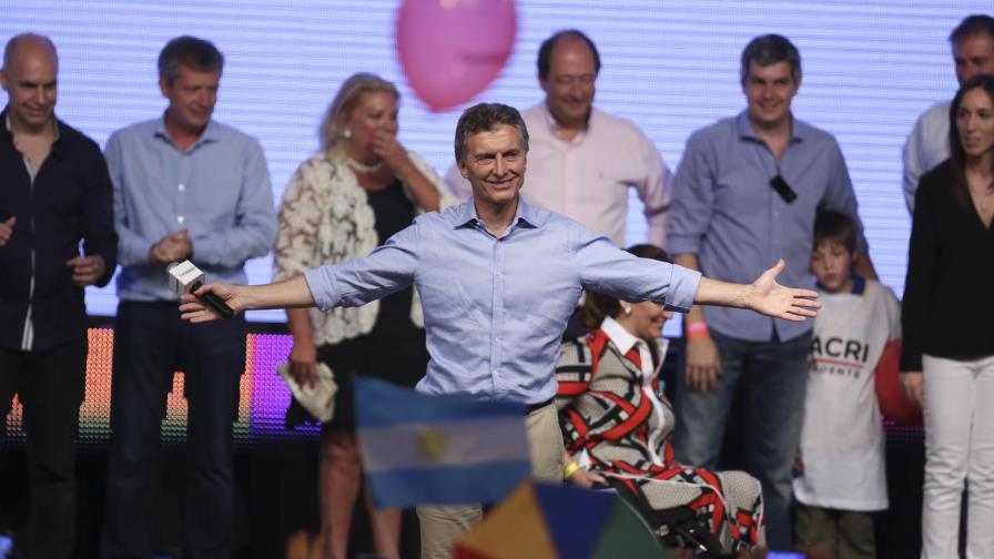 Mauricio Macri, virtual presidente argentino con más de 60% de los votos escrutados