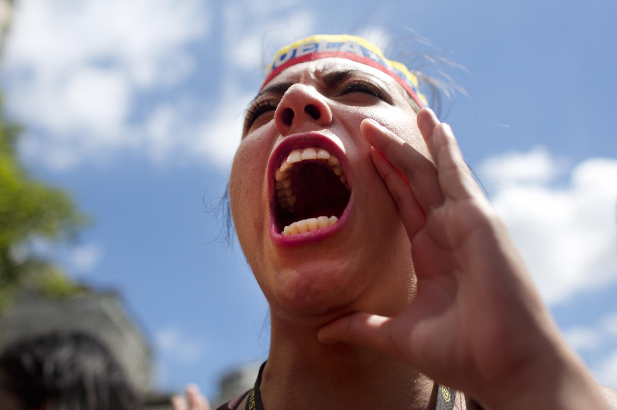 En esta imagen, tomada el 21 de noviembre de 2015, una estudiante universitaria grita lemas durante una manifestación contra el gobierno venezolano, que pide a los ciudadanos que voten por una nueva Venezuela en las próximas elecciones al congreso, en Caracas, Venezuela. En los comicios del próximo 6 de diciembre participarán más de dos docenas de partidos, en el que será el desafío más importante en 16 años de gobierno socialista en Venezuela.