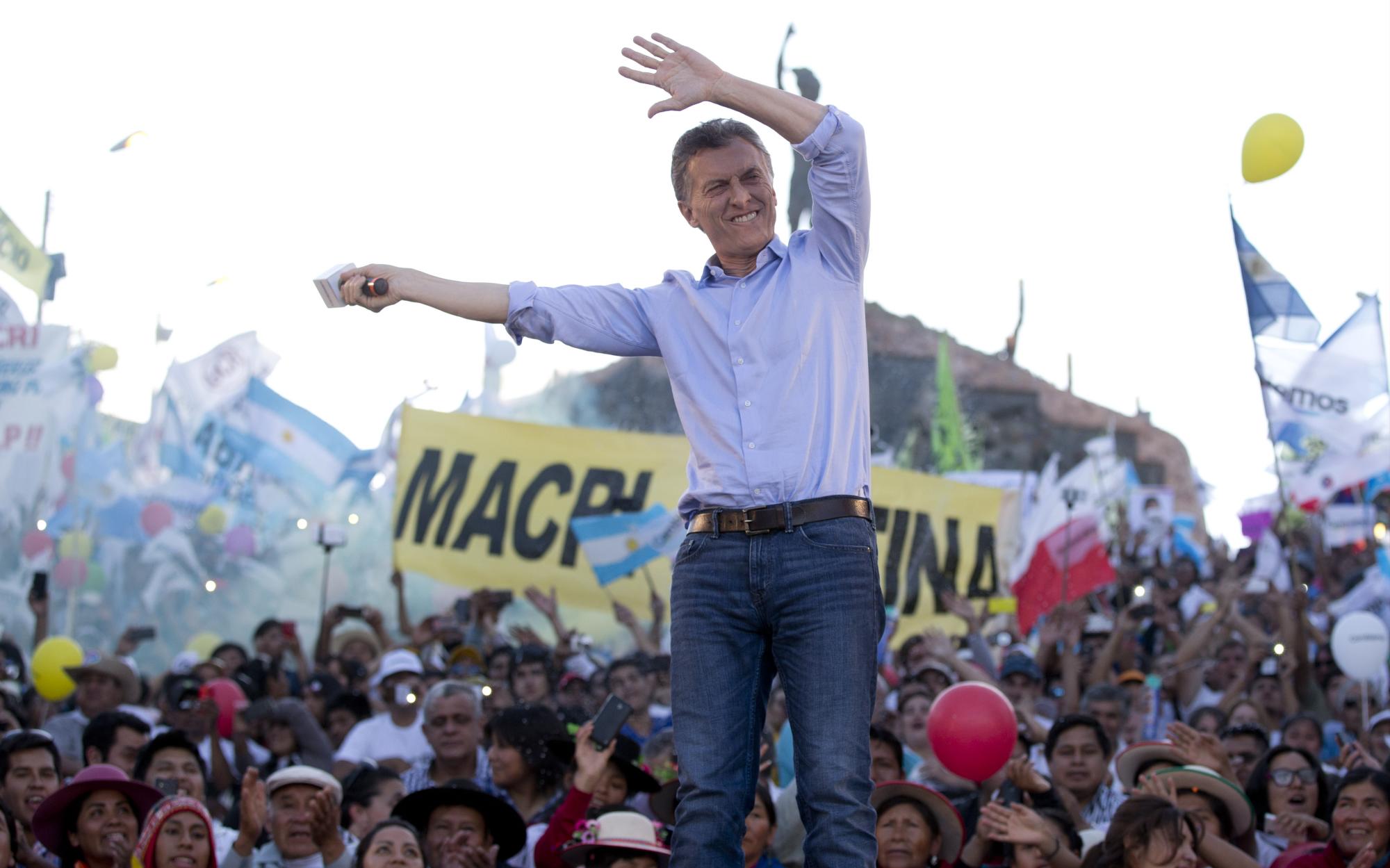 En esta imagen, tomada el 19 de noviembre de 2015, el candidato de la oposición a la presidencia de Argentina, Mauricio Macri, saluda a sus partidarios durante el acto de cierre de campaña en Humahuaca, Jujuy, Argentina. Macri se medirá al candidato del partido gobernante, Daniel Scioli, en el balotaje del 22 de noviembre.