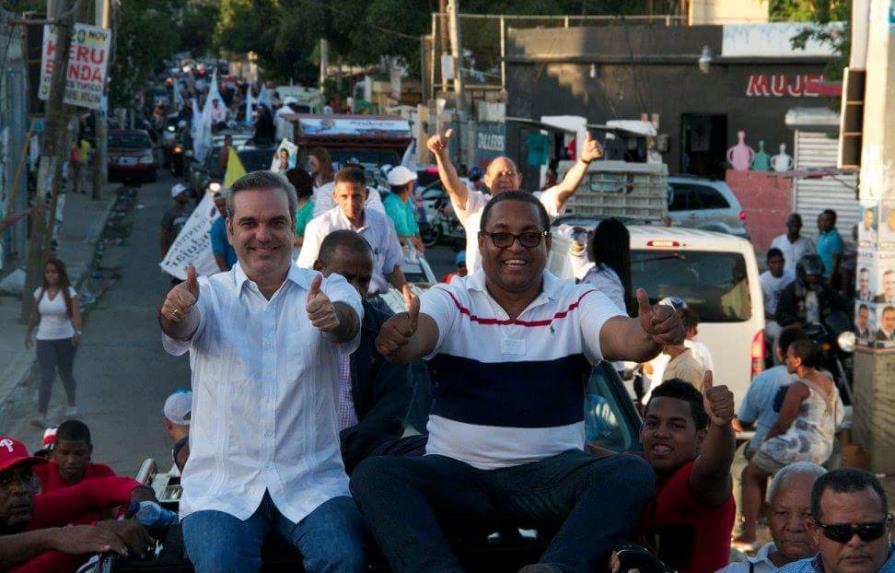 Luis Abinader y  José Andújar  recorren barrios de Santo Domingo Oeste