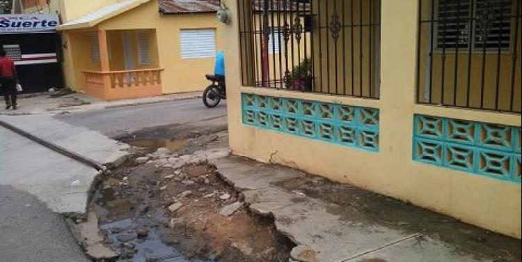 Calles deterioradas y aguas residuales, peligro en Dajabón 