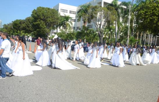 “Marcha de Novias” en contra de la violencia femenina