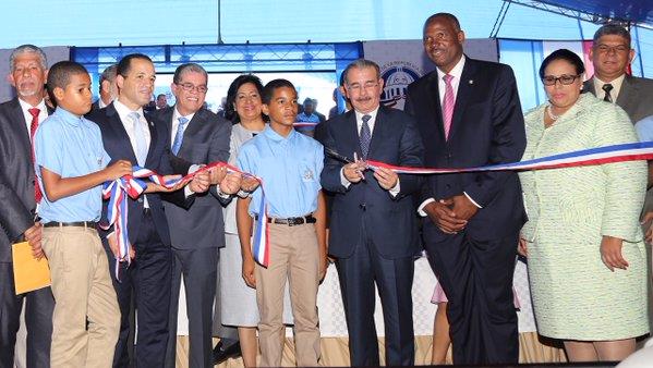 Presidente Medina inaugura escuela  y estancia infantil en Santo Domingo Este 