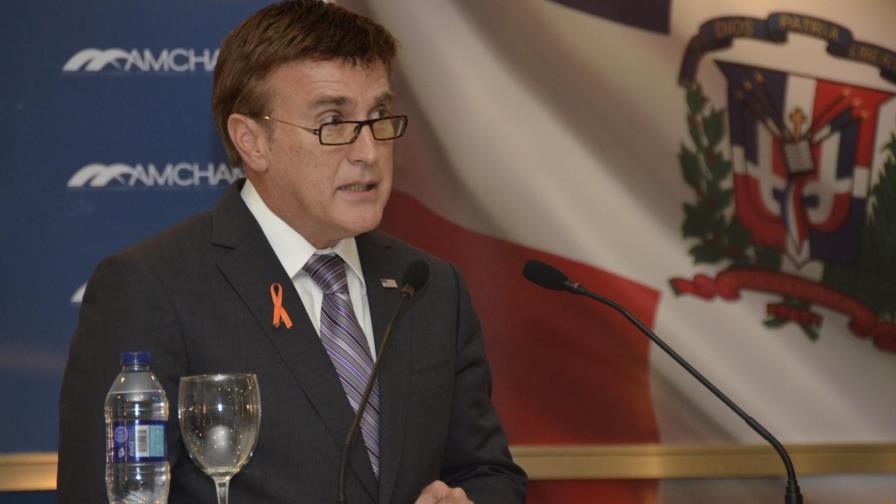 Embajador EE.UU. cuestiona pasividad social ante corrupción 