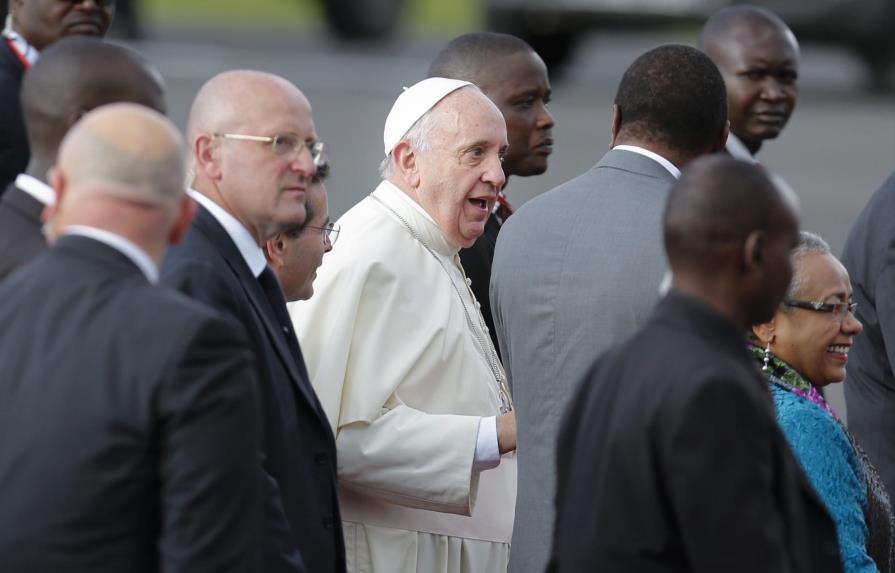 El presidente de Kenia recibe al papa Francisco en su residencia