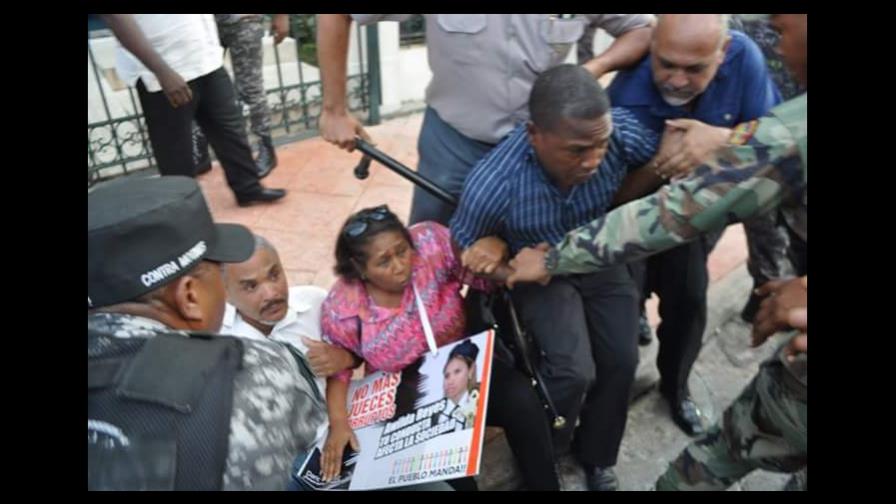 La Policía asegura sancionará agentes por excesos en protesta contra la OISOE La Policía asegura sancionará agentes por excesos en protesta contra la OISOE